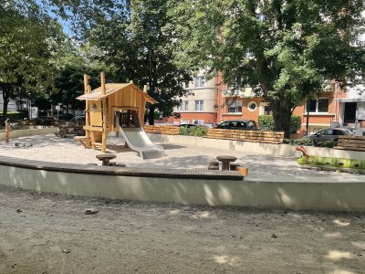 cabane avec toboggan et bac à sable, bancs