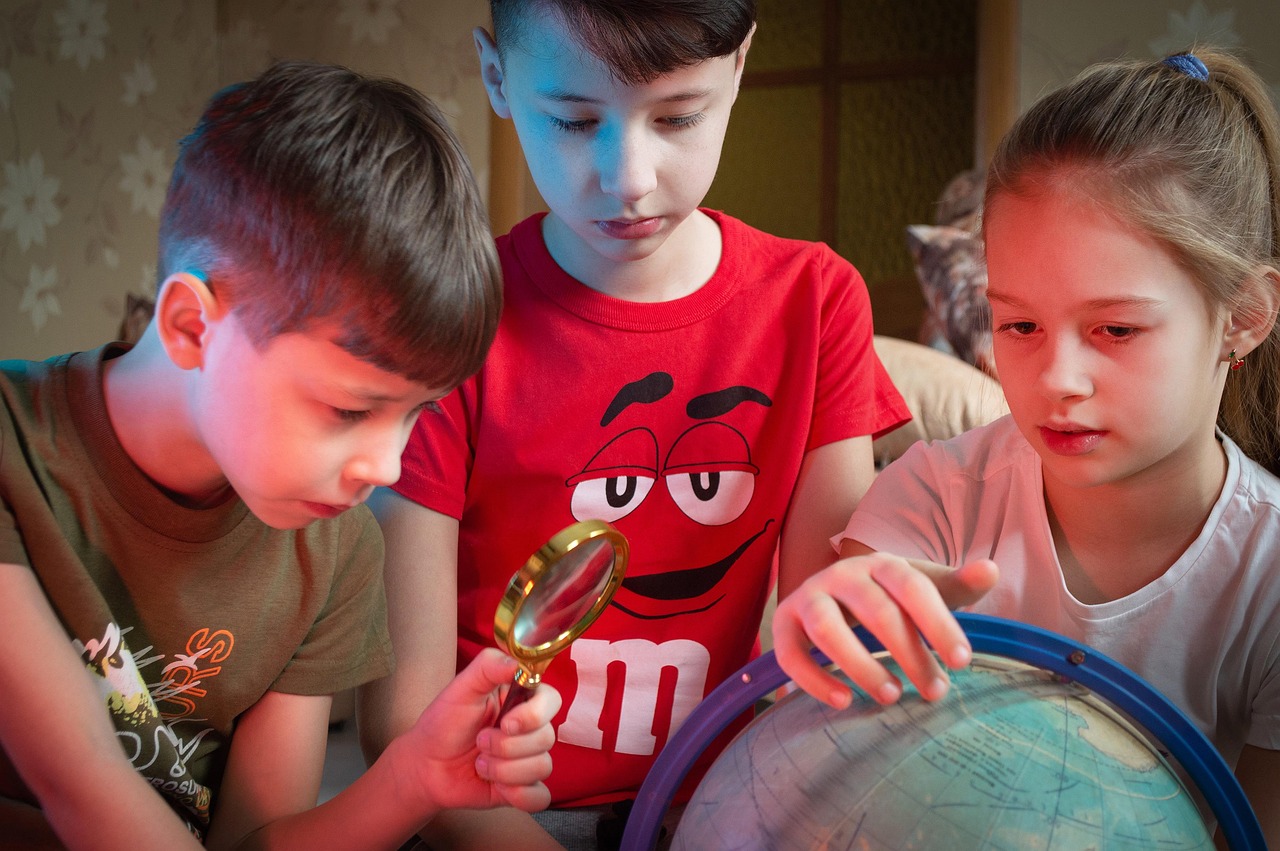 enfants qui regardent un globe terrestre