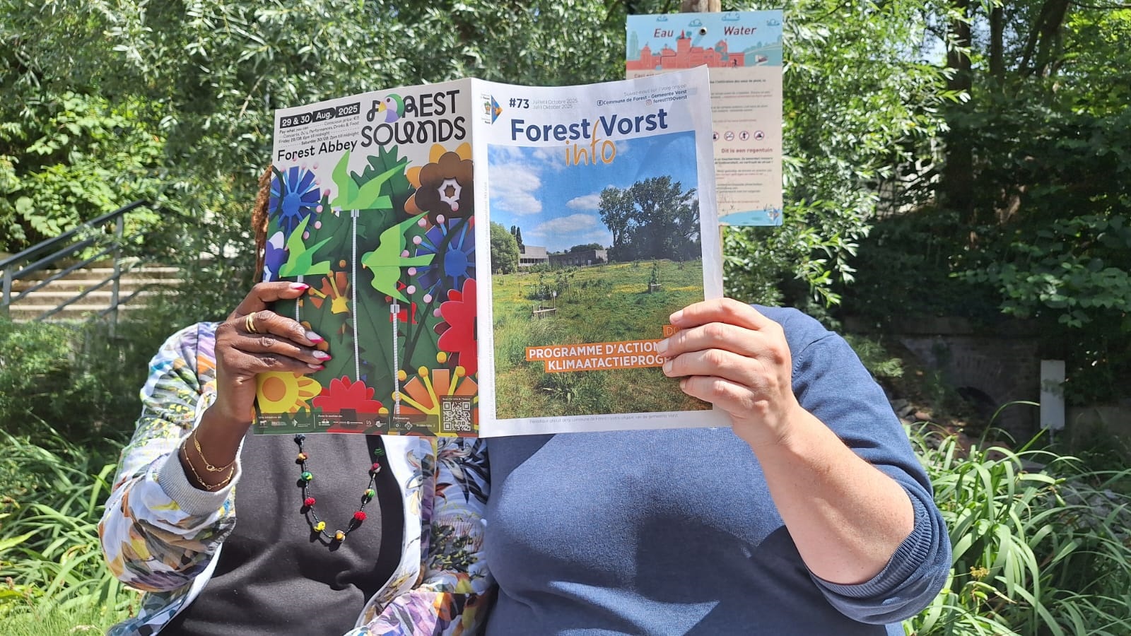 deux femmes lisent le journal